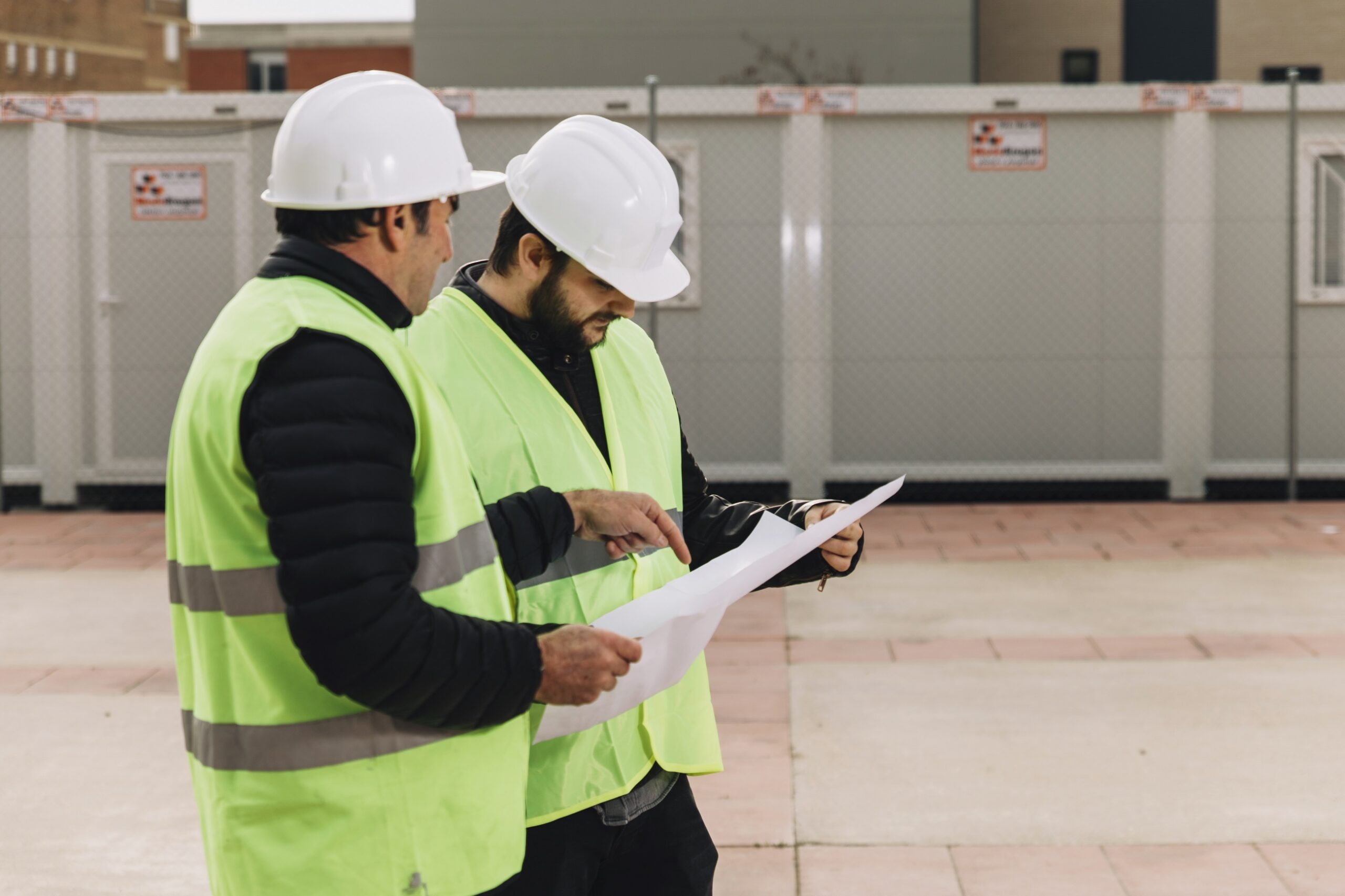 constructores-discutiendo-borradores-1-scaled